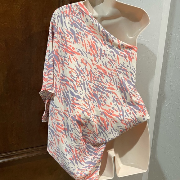 Impeccable, pig-One shoulder Flowy Blouse - Picture 7 of 8